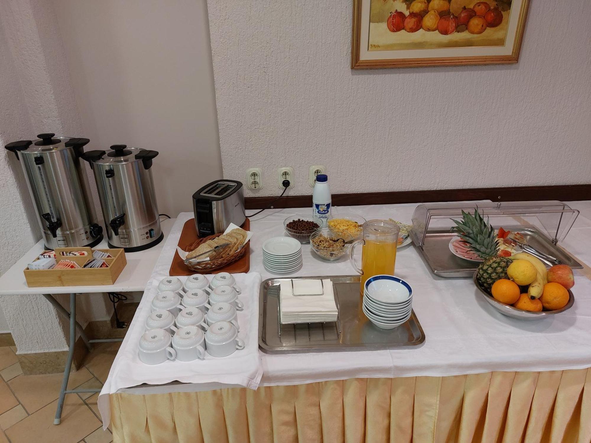 Bed And Breakfast Ivona Baška Voda Dış mekan fotoğraf